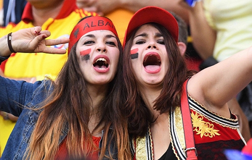 Fan nữ Albania tiếp tục đại n&aacute;o tr&ecirc;n kh&aacute;n đ&agrave;i - Ảnh 11.