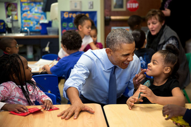 Khoảnh khắc hóm hỉnh khi Tổng thống Barack Obama và Donald Trump chơi với trẻ nhỏ - Ảnh 23.