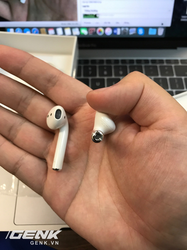 Trên tay AirPods, tai nghe không dây nhiều tai tiếng của Apple vừa xuất hiện tại Việt Nam - Ảnh 12.