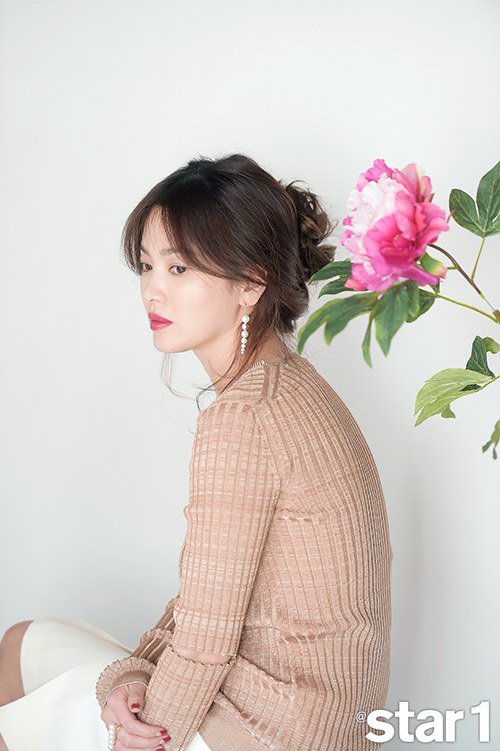 Song Hye Kyo lột xác quyến rũ, khoe vai trần nõn nà trên tạp chí - Ảnh 13.