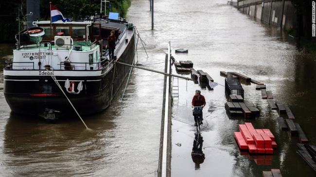 Paris chìm trong trận lụt lớn nhất 100 năm qua - Ảnh 11.