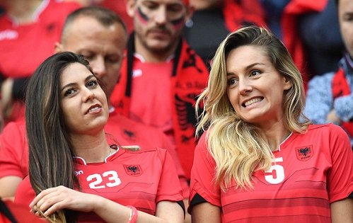 Fan nữ Albania tiếp tục đại náo trên khán đài - Ảnh 12.