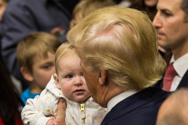 Khoảnh khắc hóm hỉnh khi Tổng thống Barack Obama và Donald Trump chơi với trẻ nhỏ - Ảnh 25.