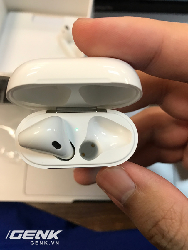 Trên tay AirPods, tai nghe không dây nhiều tai tiếng của Apple vừa xuất hiện tại Việt Nam - Ảnh 13.