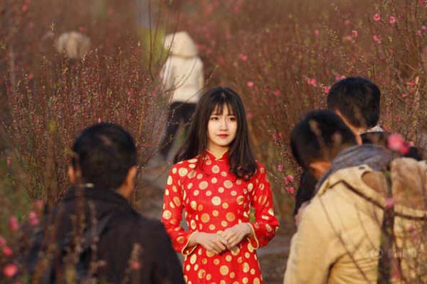 Ngắm c&aacute;c c&ocirc; n&agrave;ng hot girl khoe vẻ xinh tươi, rạng rỡ với &aacute;o d&agrave;i đ&oacute;n Xu&acirc;n - Ảnh 15.