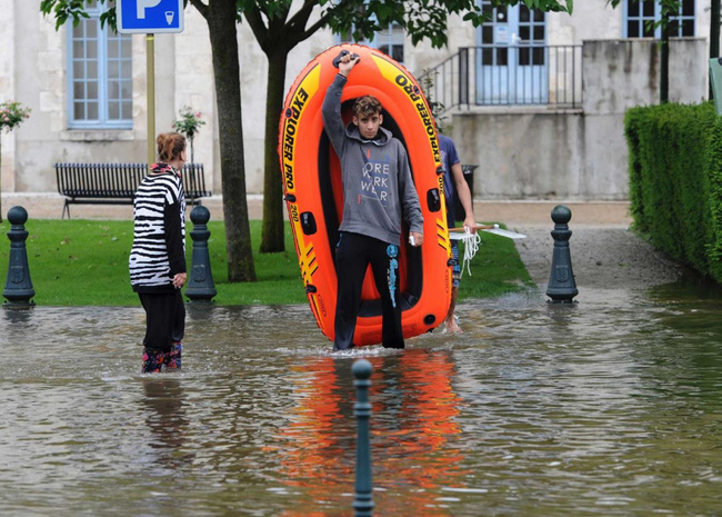 Paris chìm trong trận lụt lớn nhất 100 năm qua - Ảnh 13.