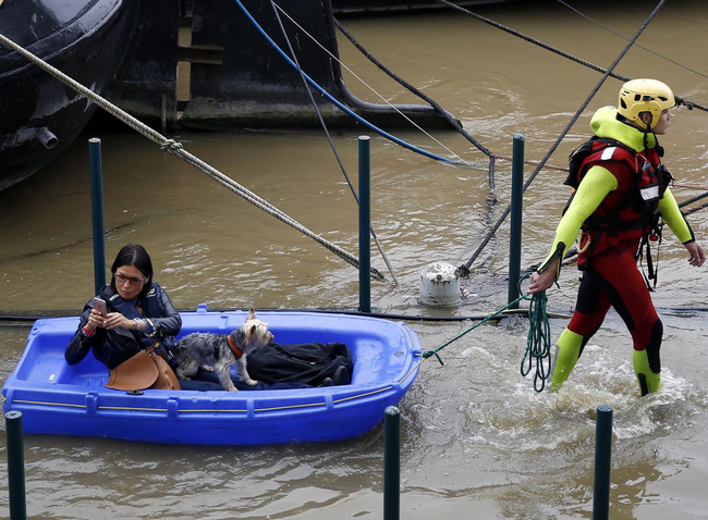 Paris chìm trong trận lụt lớn nhất 100 năm qua - Ảnh 14.