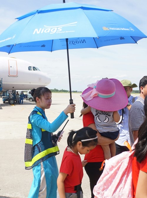 Cảm thương c&ocirc;ng nh&acirc;n l&agrave;m việc dưới nắng như thi&ecirc;u ở s&acirc;n bay - Ảnh 15.