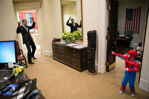 Khoảnh khắc hóm hỉnh khi Tổng thống Barack Obama và Donald Trump chơi với trẻ nhỏ - Ảnh 31.