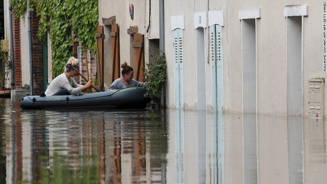 Paris chìm trong trận lụt lớn nhất 100 năm qua - Ảnh 15.
