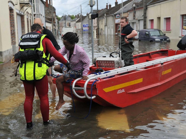 Paris chìm trong trận lụt lớn nhất 100 năm qua - Ảnh 16.