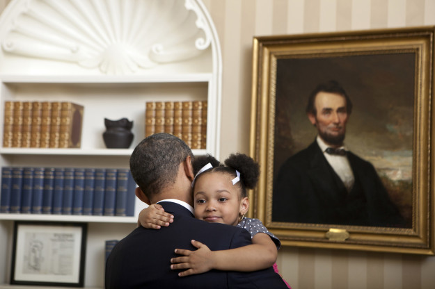 Khoảnh khắc hóm hỉnh khi Tổng thống Barack Obama và Donald Trump chơi với trẻ nhỏ - Ảnh 35.