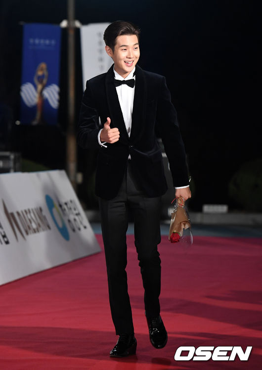 Son Ye Jin trễ nải gợi cảm, Seo Kang Joon sánh đôi Kang Hana trên thảm đỏ Rồng Xanh - Ảnh 19.