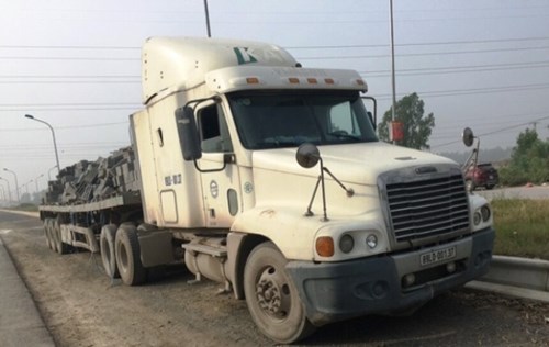 Đánh đổ cả tấn gạch, đá xuống đường rồi lái xe container bỏ chạy - Ảnh 2.