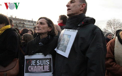 Pháp tưởng niệm 1 năm tòa soạn Charlie Hebdo bị khủng bố - Ảnh 2.