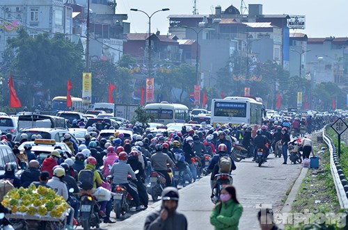 Ùn tắc kinh hoàng trên đường Giải Phóng ngày 28 Tết - Ảnh 2.