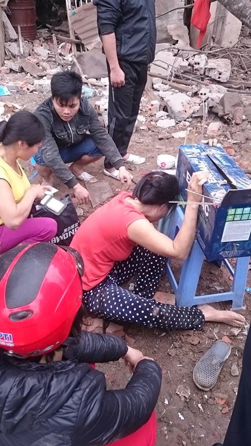 Vợ người đ&agrave;n &ocirc;ng cưa phế liệu kh&oacute;c ngất b&ecirc;n những phần thi thể c&ograve;n lại của chồng - Ảnh 2.