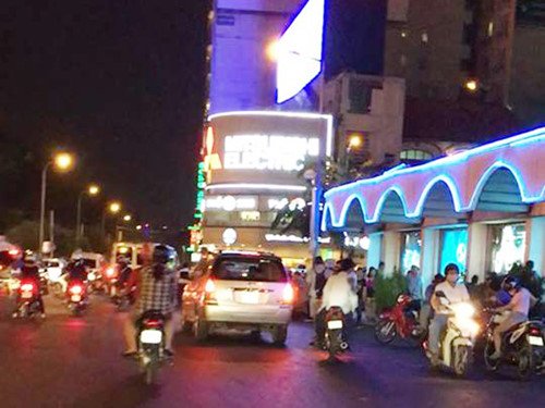 Lật tẩy m&agrave;n giả cụt ch&acirc;n b&aacute;n v&eacute; số, xin tiền ở chợ Bến Th&agrave;nh - Ảnh 3.