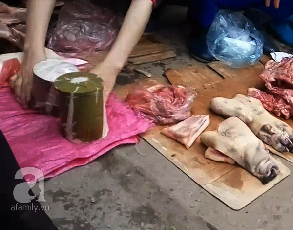 Ai mua thịt lợn ôi thiu giá 30 ngàn/kg ở chợ thịt ôi, thịt ế ngay giữa Hà Nội? - Ảnh 3.