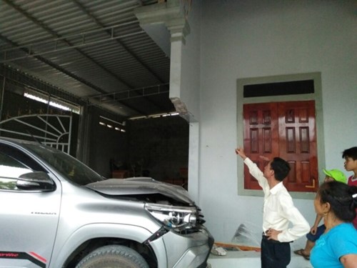 Hai bà cháu may mắn thoát nạn khi xe bán tải lao vào nhà - Ảnh 2.