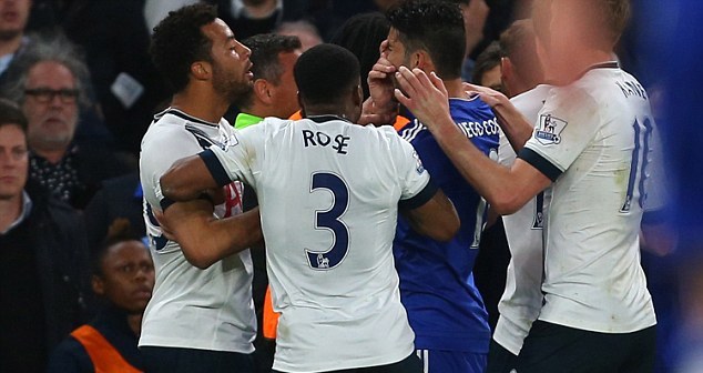 Va chạm trên sân, cầu thủ Tottenham móc mắt Diego Costa - Ảnh 3.