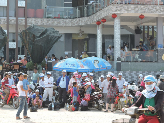 Hàng ngàn khách du lịch chật vật rời đảo Lý Sơn - Ảnh 2.