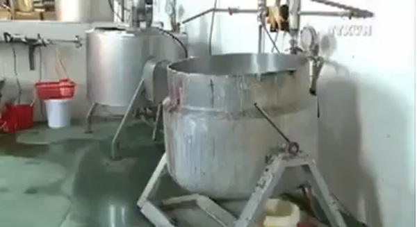 Tận mắt xem cảnh sản xuất thạch rau câu và hạt trân châu siêu bẩn trong xưởng... gạch - Ảnh 2.