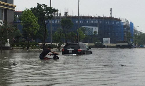 Ô tô ngập nước, cư dân khu đô thị mới thiệt hại tiền tỷ - Ảnh 2.