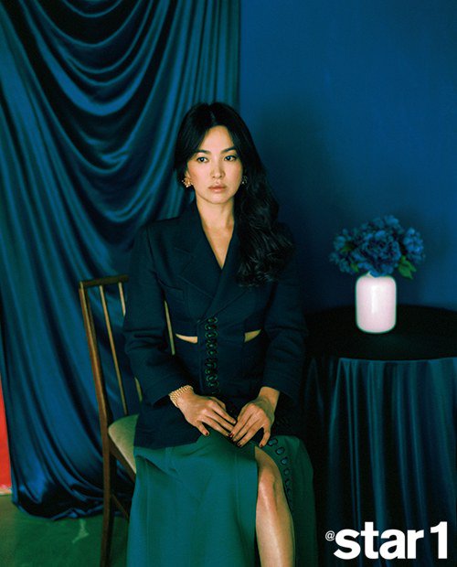 Song Hye Kyo lột xác quyến rũ, khoe vai trần nõn nà trên tạp chí - Ảnh 3.
