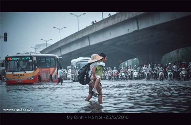 Khoảnh khắc đẹp nhất ngày mưa: Cô gái Hà Nội dừng xe, mặc áo mưa cho cụ bà trong cơn dông - Ảnh 5.