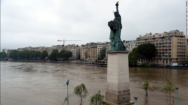 Paris chìm trong trận lụt lớn nhất 100 năm qua - Ảnh 2.