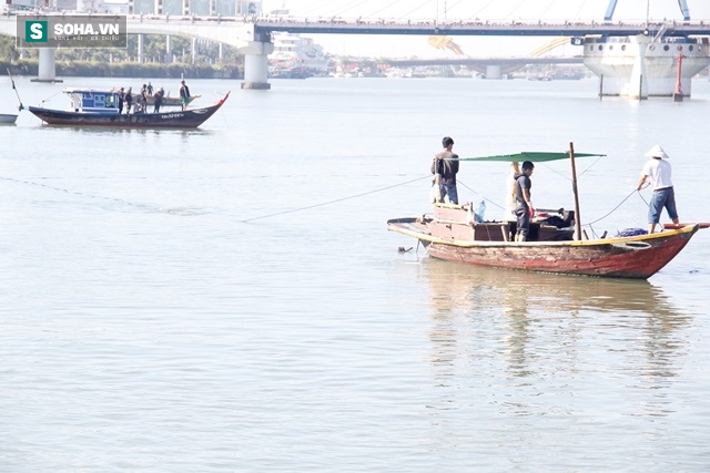 Những người h&ugrave;ng qu&ecirc;n m&igrave;nh cứu nạn nh&acirc;n tr&ecirc;n t&agrave;u du lịch gặp nạn - Ảnh 2.