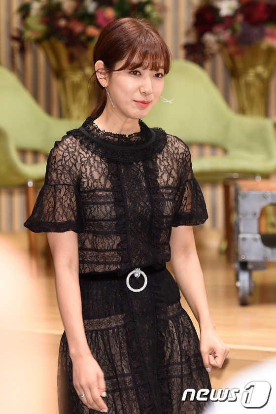 Bị dìm chiều cao bên người đẹp Cheese in the trap, Park Shin Hye vẫn xinh như công chúa - Ảnh 3.