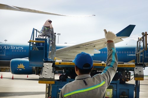 Cảm thương c&ocirc;ng nh&acirc;n l&agrave;m việc dưới nắng như thi&ecirc;u ở s&acirc;n bay - Ảnh 2.