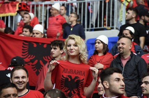 Fan nữ Albania tiếp tục đại náo trên khán đài - Ảnh 2.