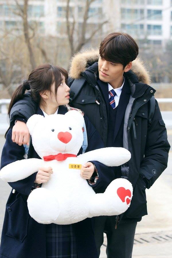“Cặp đôi gà bông” Woo Bin và Suzy siêu đáng yêu trong đồng phục cấp 3 - Ảnh 2.