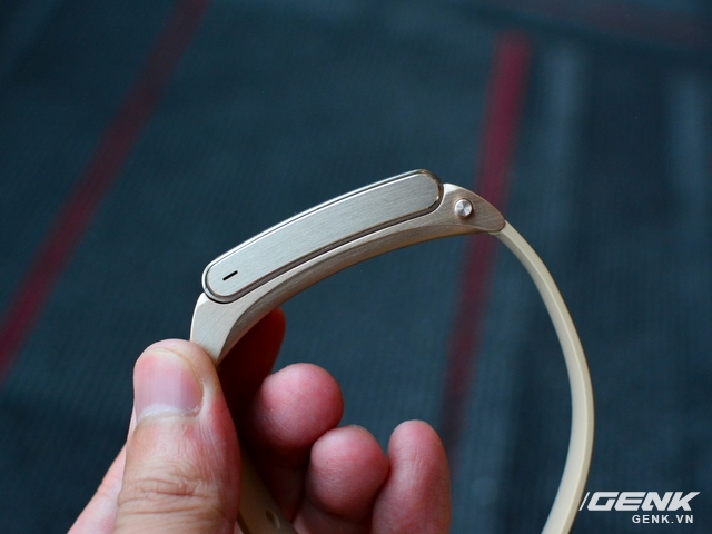 Vòng đeo tay Huawei TalkBand B2: theo dõi sức khỏe, kiêm luôn tai nghe không dây - Ảnh 2.