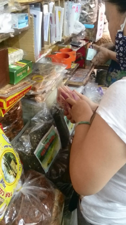 Đ&agrave; Nẵng: B&aacute;n h&agrave;ng thu Nh&acirc;n D&acirc;n tệ, cuối ng&agrave;y sẽ c&oacute; người đến đổi tận nơi (!?) - Ảnh 2.