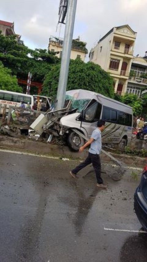 Xe khách tan nát vì tông cột điện, 8 người nguy kịch - Ảnh 2.