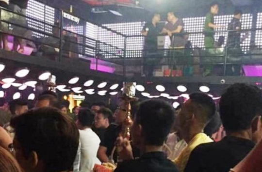 Đột kích quán bar có cả trăm thanh niên đang “thác loạn” - Ảnh 2.
