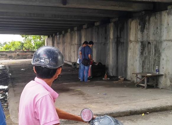 Thanh niên miệng trào máu gục chết trên ghế sô pha dưới gầm cầu - Ảnh 2.