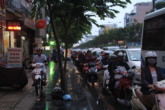 Cửa ngõ sân bay Tân Sơn Nhất kẹt cứng sau mưa - Ảnh 2.