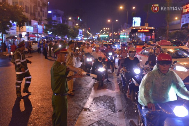 Đại lễ Vu Lan: Hàng nghìn người đội mưa nghe giảng đạo làm con tại chùa Phúc Khánh - Ảnh 12.