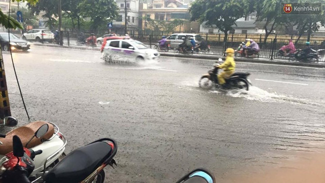 Bão Thần Sấm gây mưa to gió giật ở Hà Nội, hàng loạt cây gãy đổ đè lên ô tô - Ảnh 3.