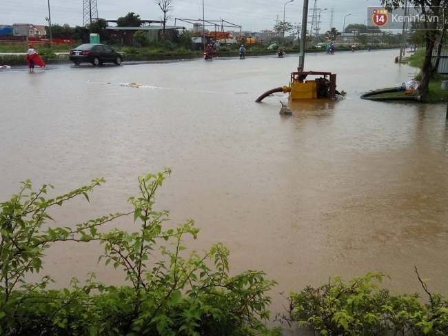 Bão Thần Sấm gây mưa to gió giật ở Hà Nội, hàng loạt cây gãy đổ đè lên ô tô - Ảnh 18.