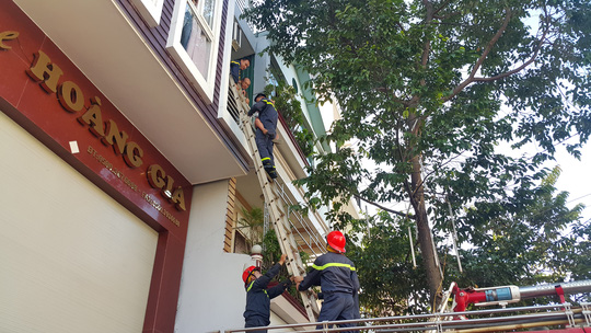 Mắc kẹt trong khách sạn, hàng chục du khách đu thang ra ngoài - Ảnh 2.