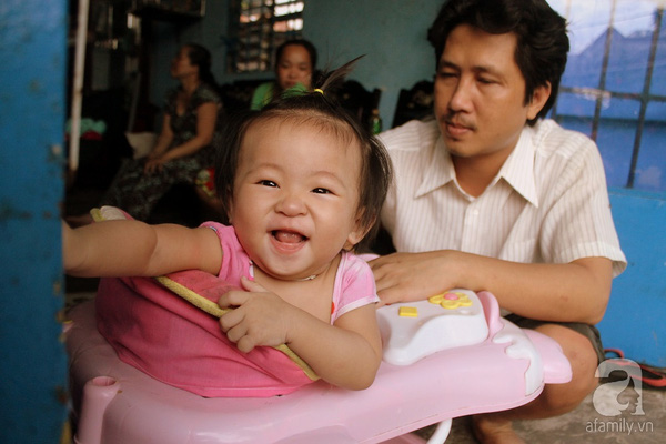 V&igrave; y&ecirc;u, người vợ ngh&egrave;o cam t&acirc;m hiến mắt cho chồng m&ugrave;, mong anh 1 lần được thấy mặt con - Ảnh 2.