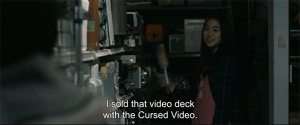 Cuốn băng bị ám lại xuất hiện trong Sadako Vs. Kayako - Ảnh 2.