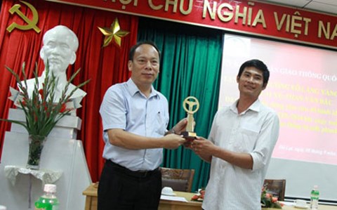 Tài xế Phan Văn Bắc chia tiền thưởng cho tài xế xe khách - Ảnh 2.