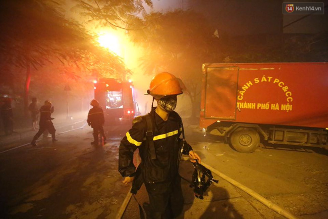 Hà Nội: Cháy lớn tại quán karaoke ở Nguyễn Khang, điều xe vòi rồng đến dập lửa - Ảnh 13.